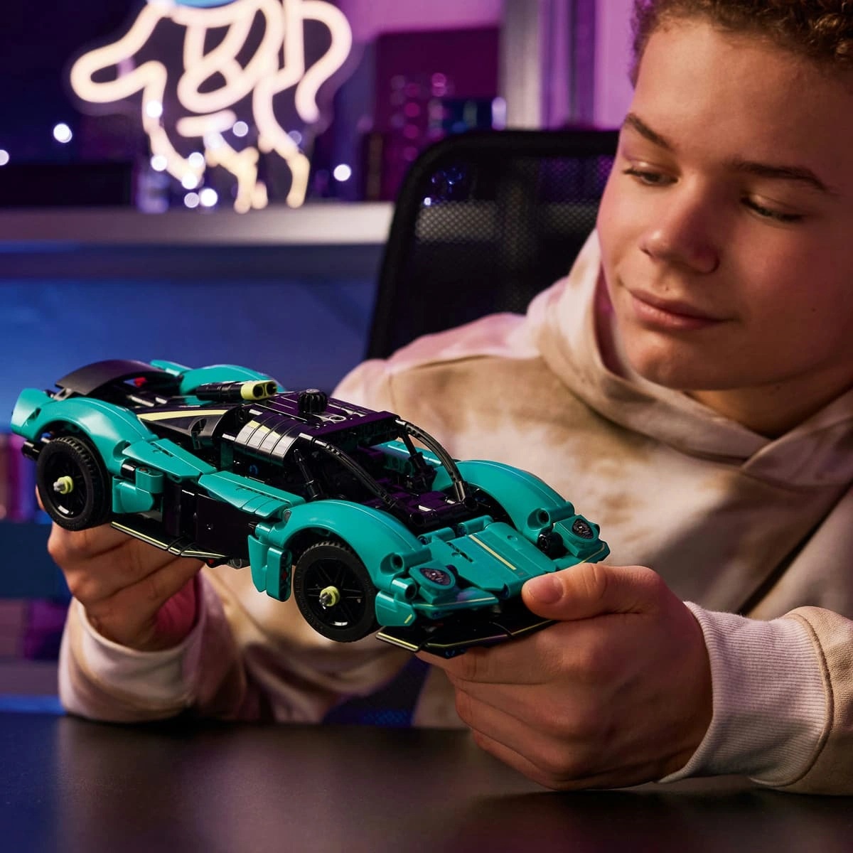 LEGO Technic Aston Martin Valkyrie 42208 — фото 2