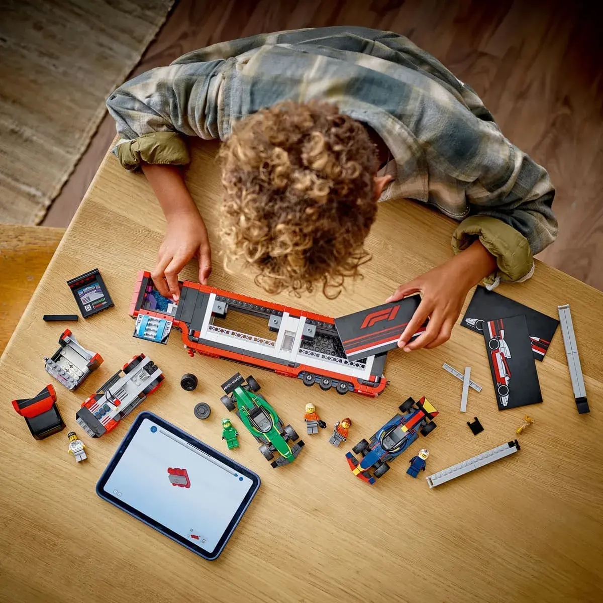 LEGO City Вантажівка F1 з автомобілями RB20 та AMR24 60445 — фото 3