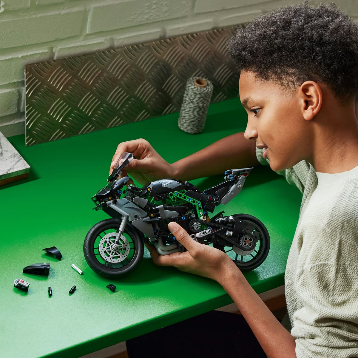 LEGO Technic Мотоцикл Kawasaki Ninja H2R 42170 — фото 3