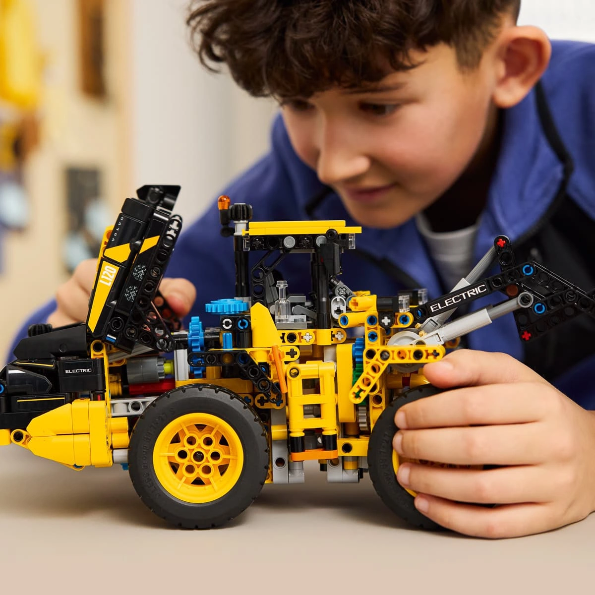 LEGO Technic Колісний навантажувач Volvo L120 Electric 42209 — фото 3