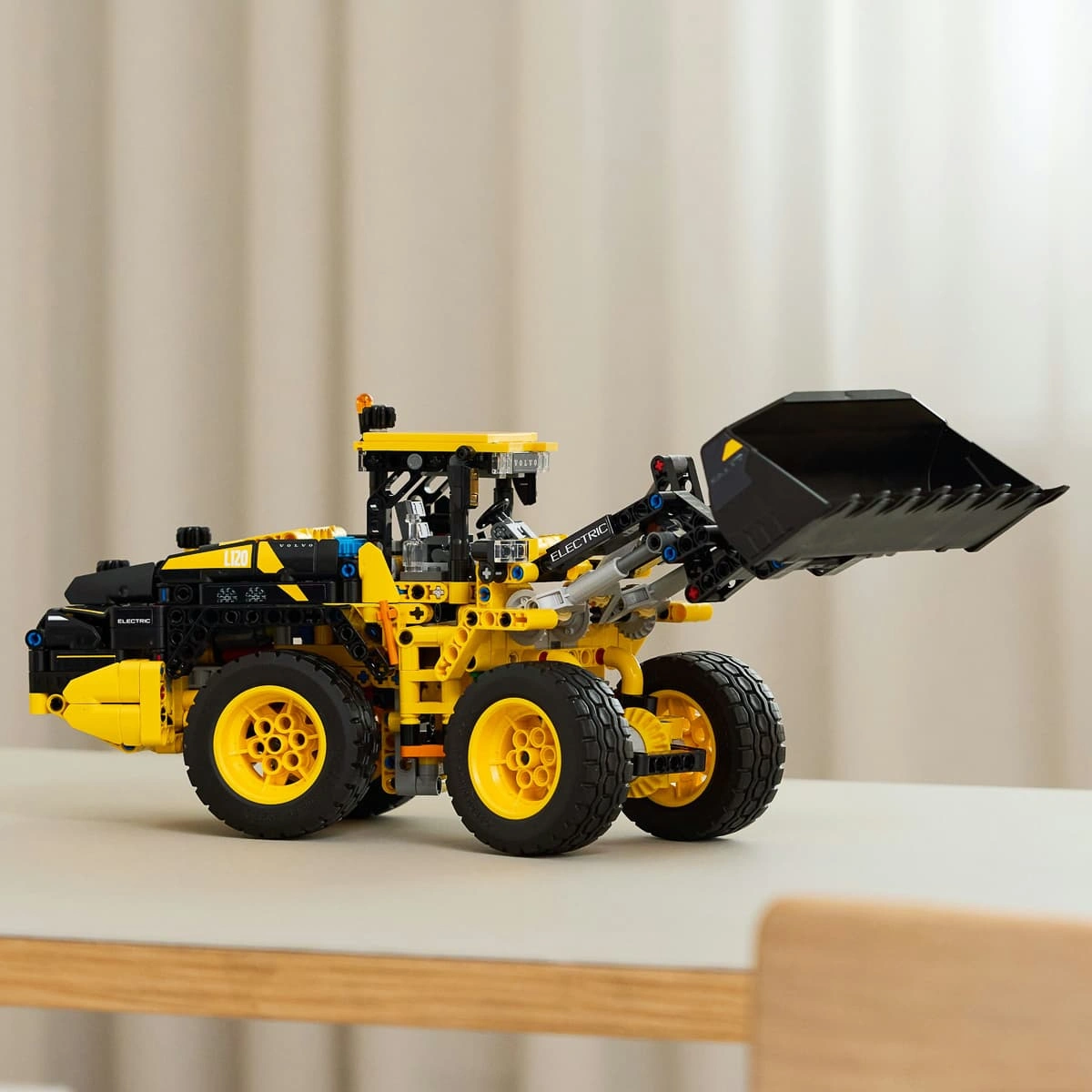 LEGO Technic Колісний навантажувач Volvo L120 Electric 42209 — фото 8
