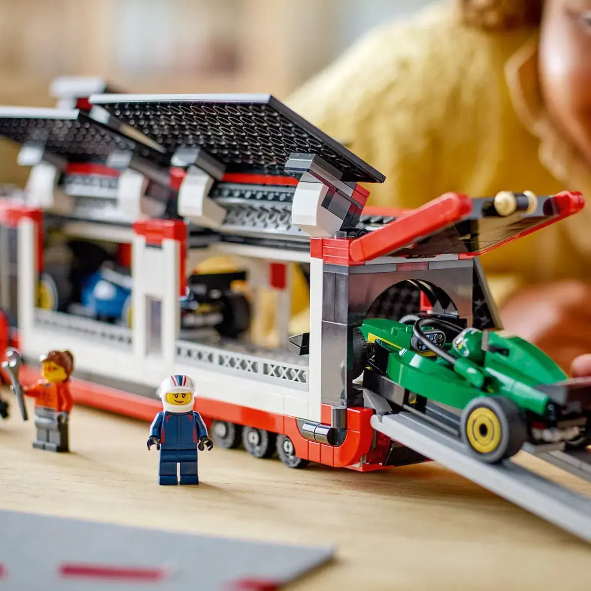 LEGO City Вантажівка F1 з автомобілями RB20 та AMR24 60445 — фото 4