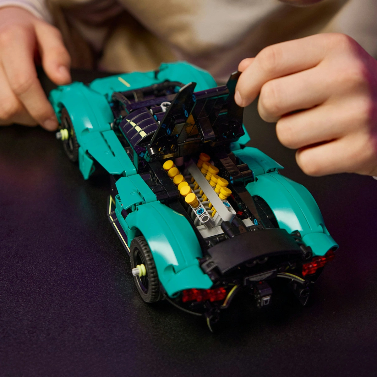 LEGO Technic Aston Martin Valkyrie 42208 — фото 12