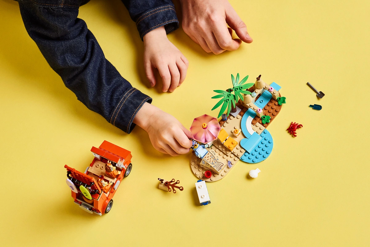 LEGO Bluey Пляж і сімейна поїздка на автомобілі Блуї 11202 — фото 8