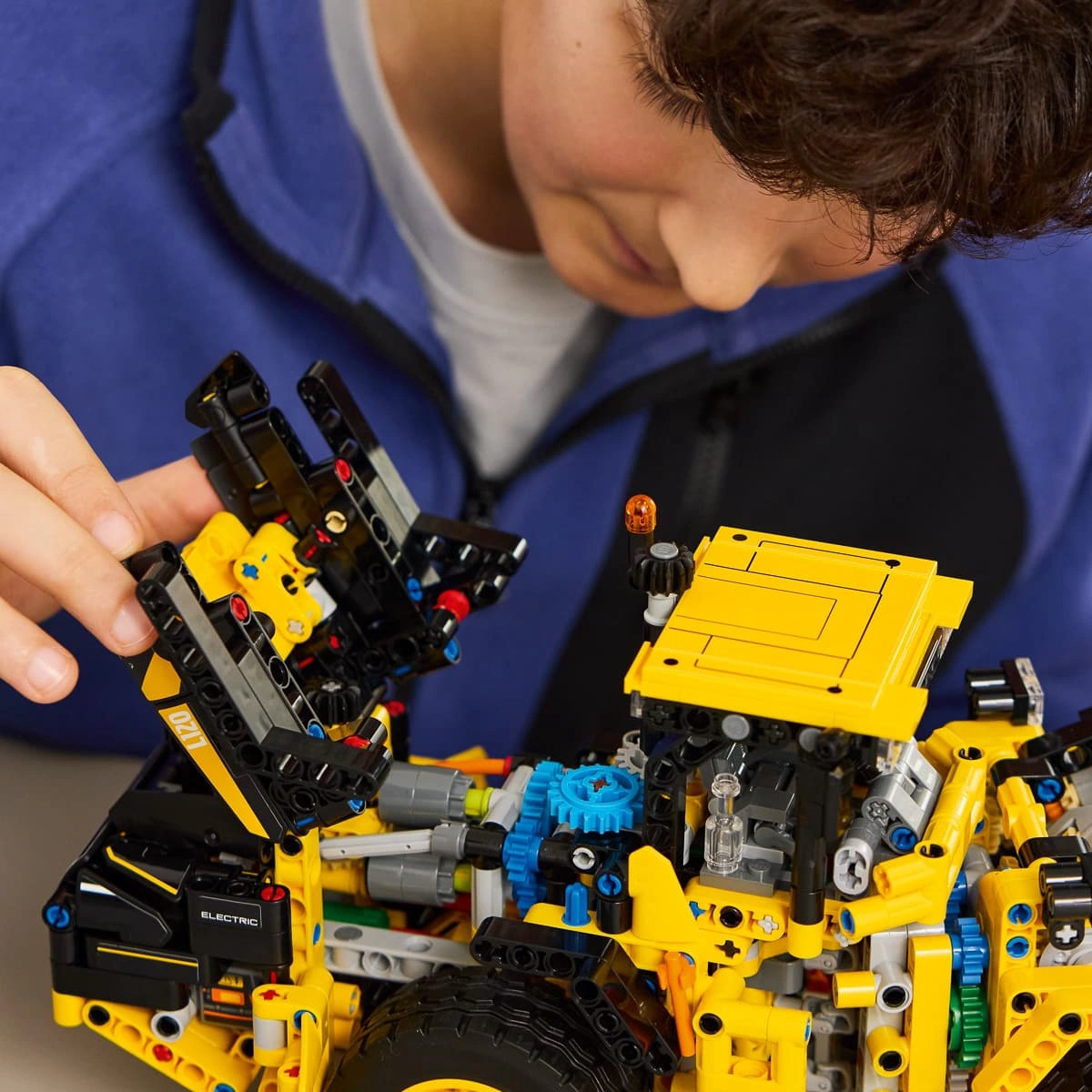 LEGO Technic Колісний навантажувач Volvo L120 Electric 42209 — фото 4