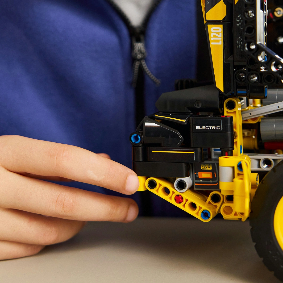 LEGO Technic Колісний навантажувач Volvo L120 Electric 42209 — фото 15
