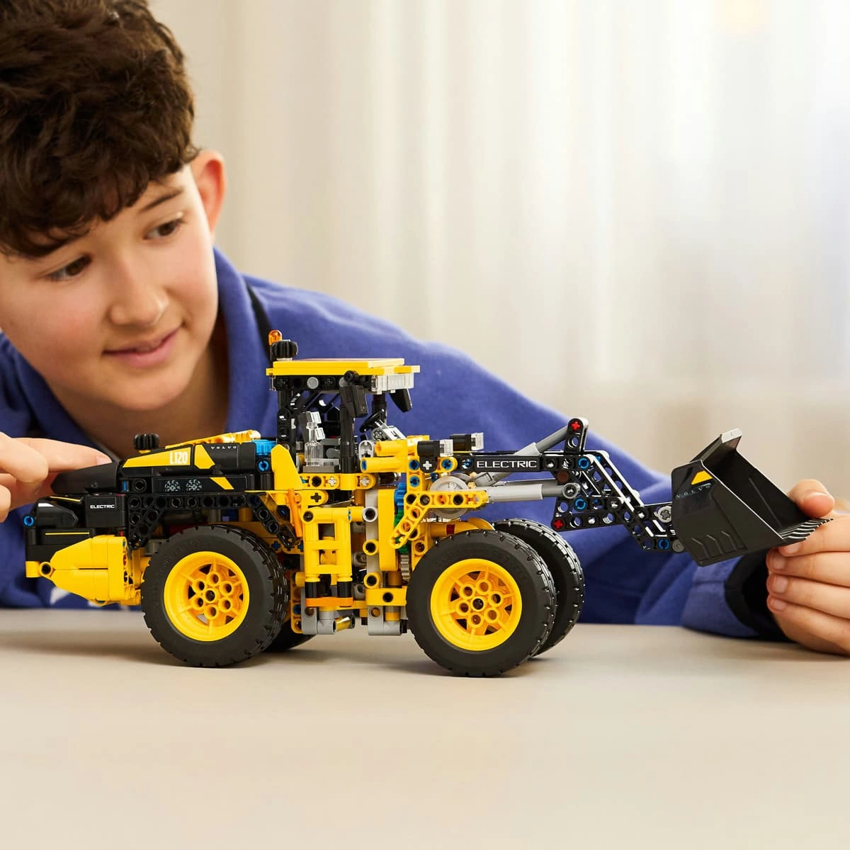 LEGO Technic Колісний навантажувач Volvo L120 Electric 42209 — фото 2