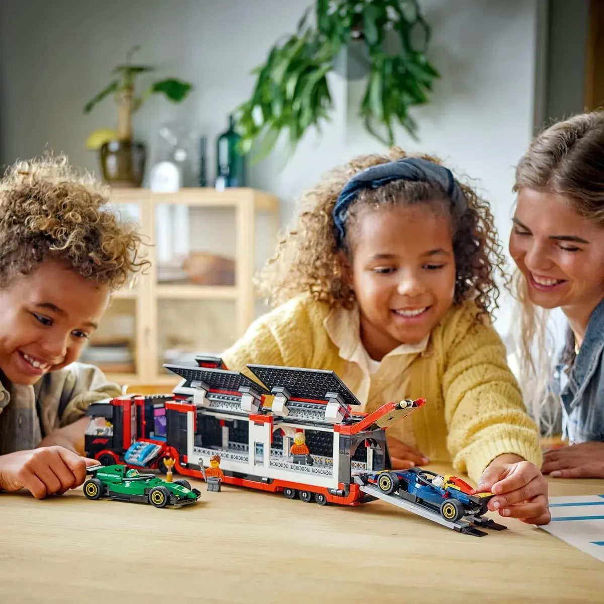 LEGO City Вантажівка F1 з автомобілями RB20 та AMR24 60445 — фото 2