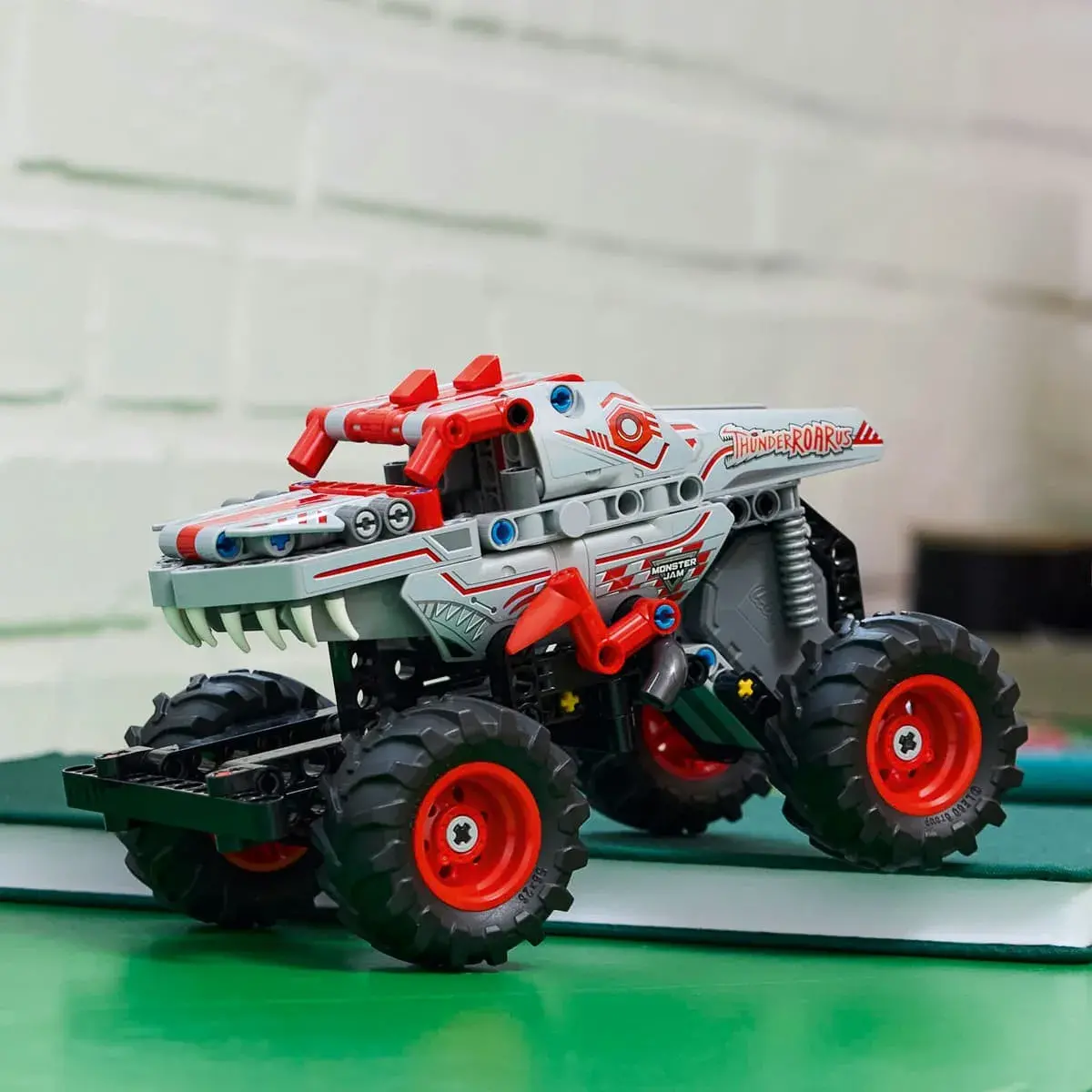 LEGO Technic Monster Jam™ ThunderROARus™ з інерційним двигуном 42200 — фото 4