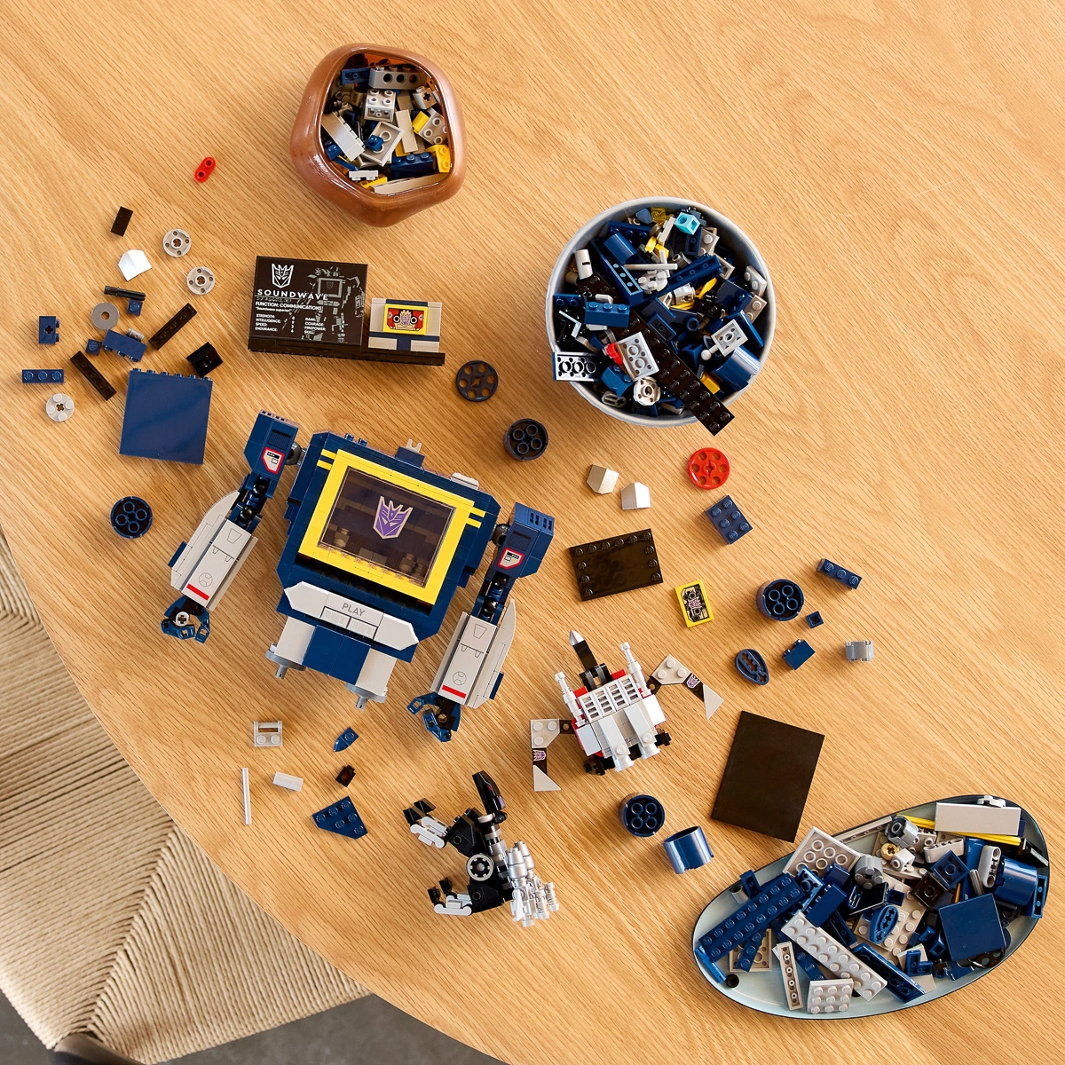 LEGO ICONS Transformers: Саундвейв 10358 — фото 17