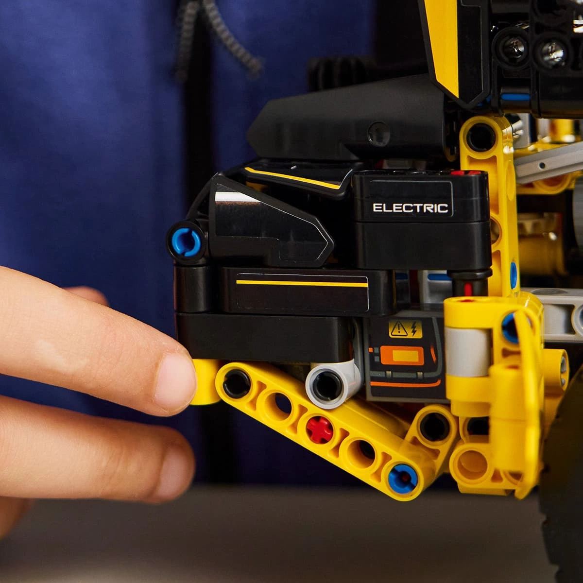 LEGO Technic Колісний навантажувач Volvo L120 Electric 42209 — фото 7