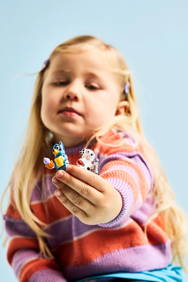 LEGO Bluey Веселощі з Блуї та Хлоєю на ігровому майданчику 11201 — фото 6